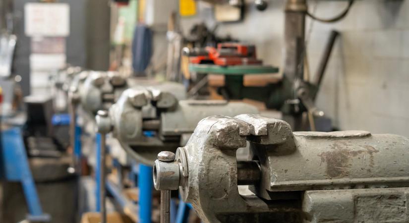 Csúnya ipari adatokkal búcsúzik az Orbán-kormány