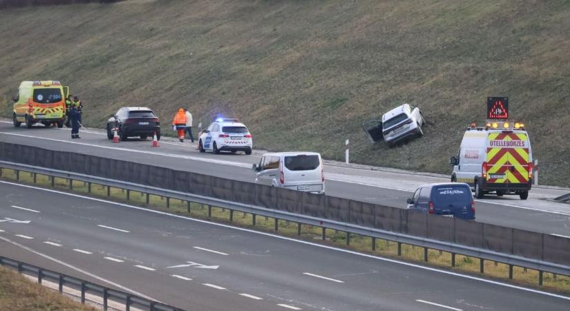 Árokba csapódott egy autó az M6-os egyik lehajtójánál