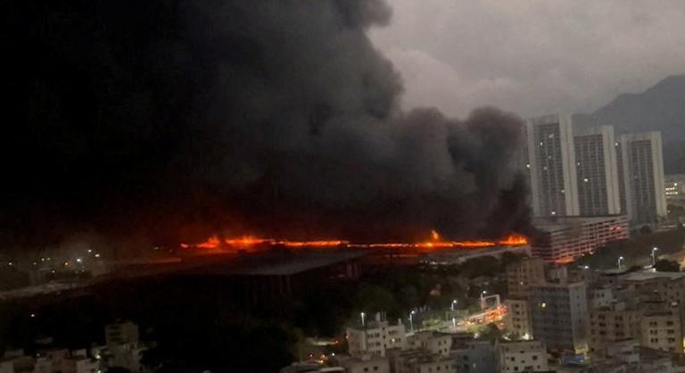 Tűz ütött ki a BYD-gyár egyik parkolóházában, lángba borult az épület