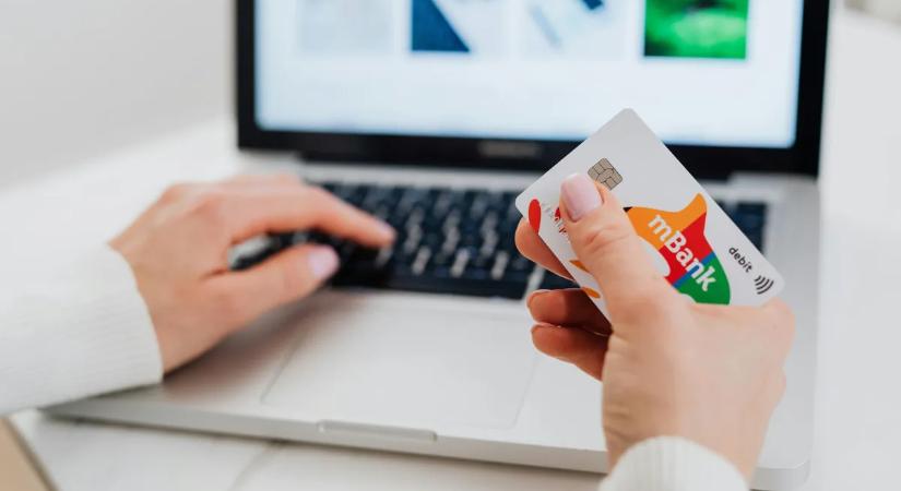 Ajándékkártyán ajándékozta oda a pénzét a csalónak egy pápai nő