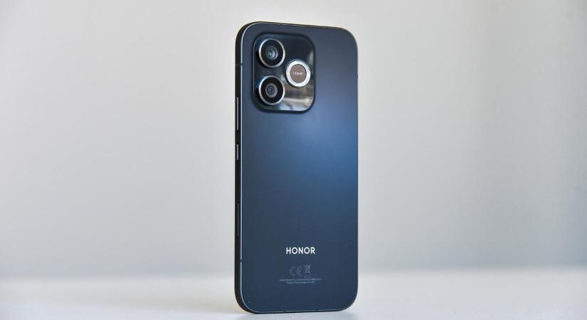 Mit tud ma egy egyszerű középkategóriás telefon, ami a kategóriától felfelé kacsintgat, árban is?