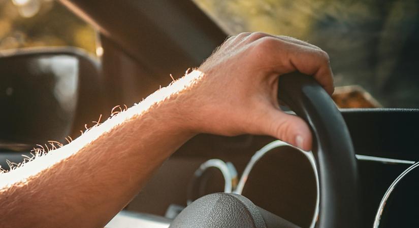 Elvakította a nap, emiatt elütött egy gyalogost a sofőr Hajdúnánáson
