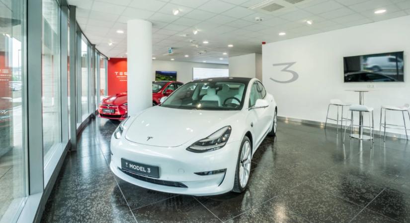 Olcsóbb Tesla jöhet: új, kisebb autón dolgozhatnak