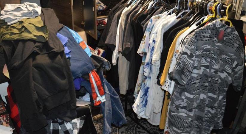 Tucatszámra hozták el a ruhákat az üzletből, lebuktatta a takarítókat a biztonsági kamera