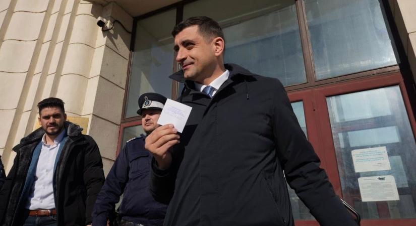 Vezet az AUR, de csökken a támogatottsága