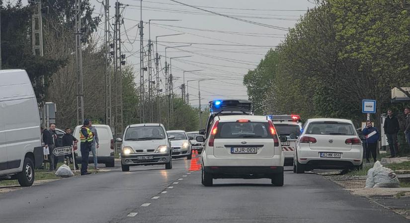 Rendőrök irányítják a forgalmat, vigyázz, ha erre jársz a Balaton-parton