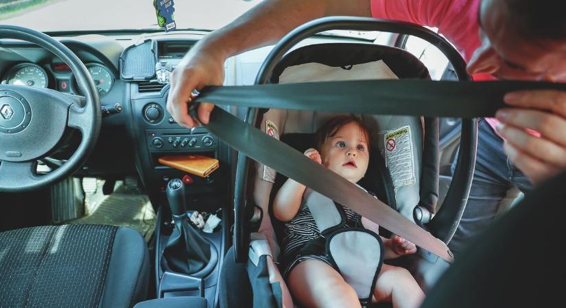 Ekkortól ülhet elöl a gyerek a kocsiban – nem az életkor számít, és ezt sokan rosszul tudják