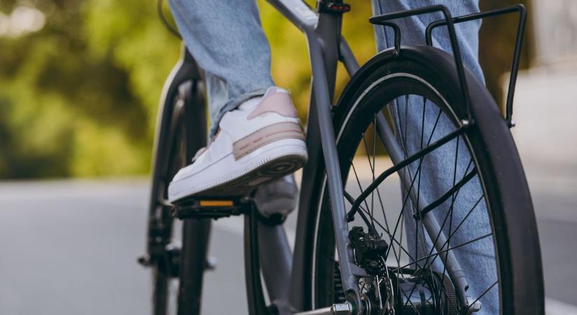 Sörözne a biciklin? Itt a rendőrség listája, mit szabad és mit nem, ezután