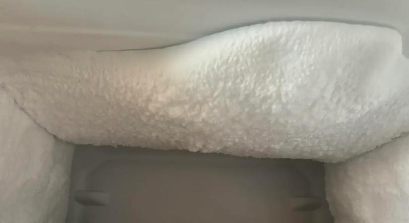 Nem kell többé kapargatni: így olvad le magától a jég a fagyasztóban