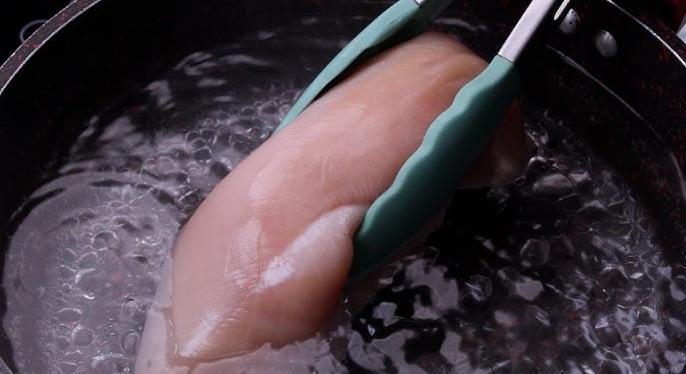 Profi séfek is így csinálják: ezért áztatják be a csirkét sütés előtt