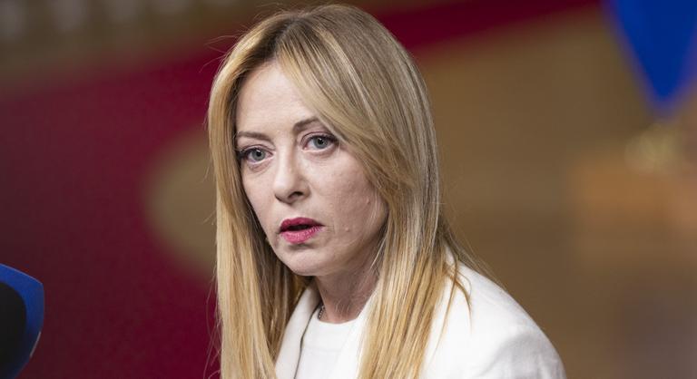 Giorgia Melonit megkérdezték nem koccint-e Orbán Viktorra – az arckifejezése mindent elárult