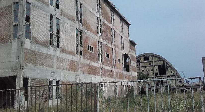 Lyuk volt a tetőn, harminc métert zuhant