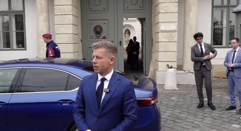 Magyar Péter a Sándor-palotánál: Sulyok Tamásnak távoznia kell