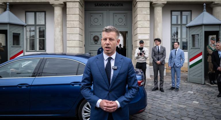 Magyar Péter a Sándor-palotánál újra lemondásra szólította fel Sulyok Tamást