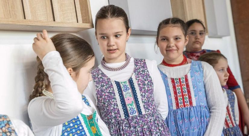 Óvoda, iskola, könyvtár és múzeum a kedvezményezettek között