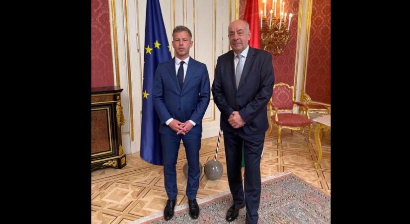 Magyar Péter megérkezett a Sándor Palotába, majd azt mondta: „Sulyok Tamás nem alkalmas arra, hogy erkölcsi mérce és példakép legyen”