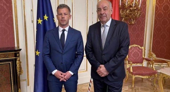 Magyar: a köztársasági elnöknek távoznia kell