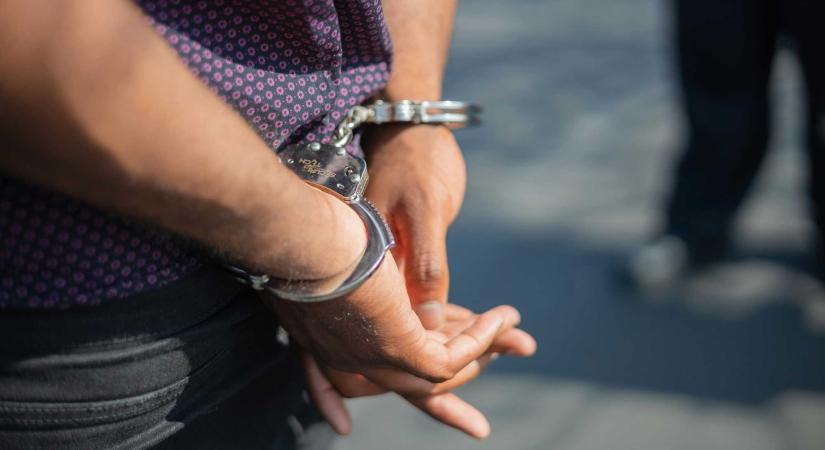 Intim fotókkal zsarolta, rezsit fizettetett ki áldozatával