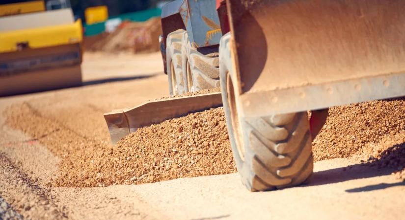 Hatalmas a botrány: azbeszttartalmú kőzetből építettek utat Szombathelyen