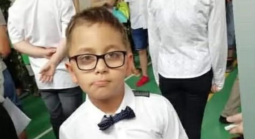 „Csak egy láthatatlan gyerek akarok lenni” – Elapadtak az adományok a debreceni Riki műtétjére, a kamaszfiú pedig a szobájába temetkezik