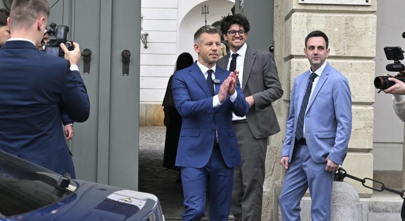 Magyar Péter a Sándor-palotában az államfő lemondását kérte, Sulyok azt mondta, megfontolja érveit