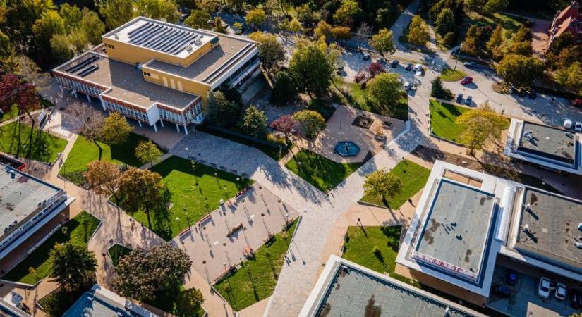 Burkolatjeleket festenek fel parkolókban