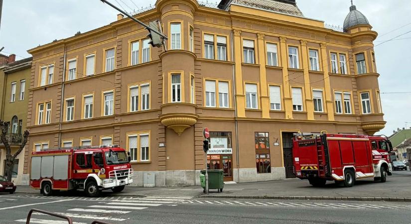 Kiderült, miért jelentek meg a tűzoltók Szombathely forgalmas útkereszteződésénél - fotók
