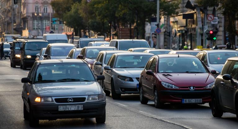 Egymillió autóst figyelmeztet a NAV: éjfélkor lejár a határidő