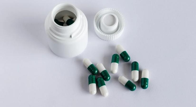 Kamu hirdetéssel buktak le a csalók, akik visszaéltek egy ismert gyógyszerhálózat nevével