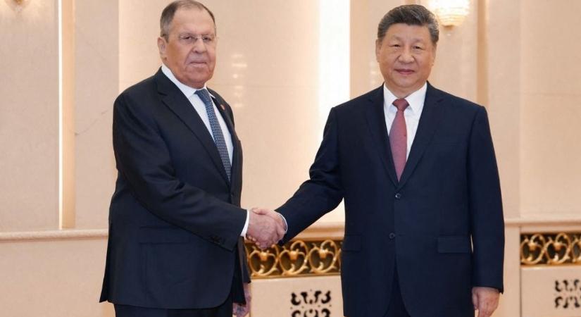 Moszkvát és Pekinget minden háború közelebb hozza, Hszi Csin-ping fogadta Lavrovot – megy az orosz olaj