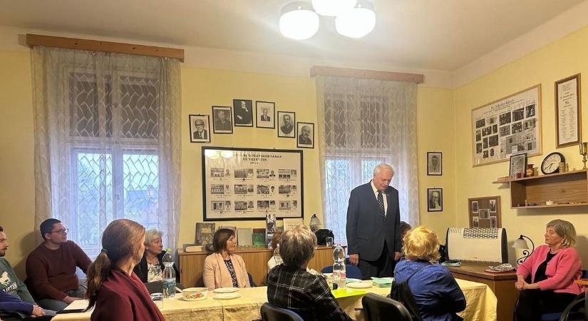 Mozsonyi professzor emléke előtt tisztelegtek a soproni gyógyszerészek