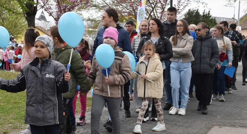 Szívmelengető pillanatok – együtt sétáltak az elfogadásért a jászberényiek