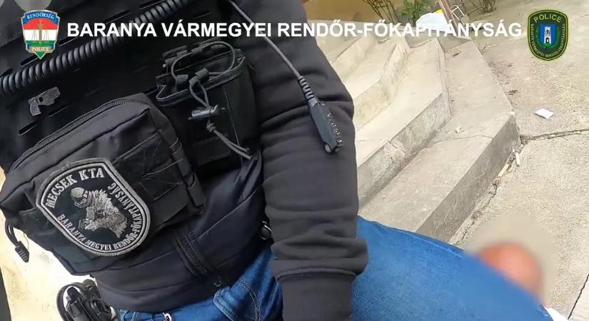 Most kaptuk: kommandósok lepték el Kárászt, a nyílt utcán szurkáltak halálra egy idős férfit – videó