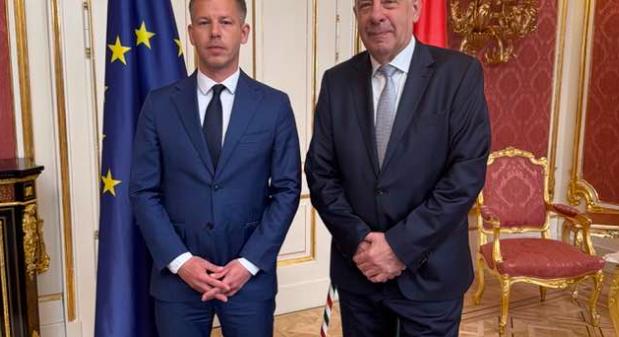 Magyar Péter az államfő lemondását kérte , aki megfontolja az érveket de közben Magyart "bízza meg" kormányalakítással