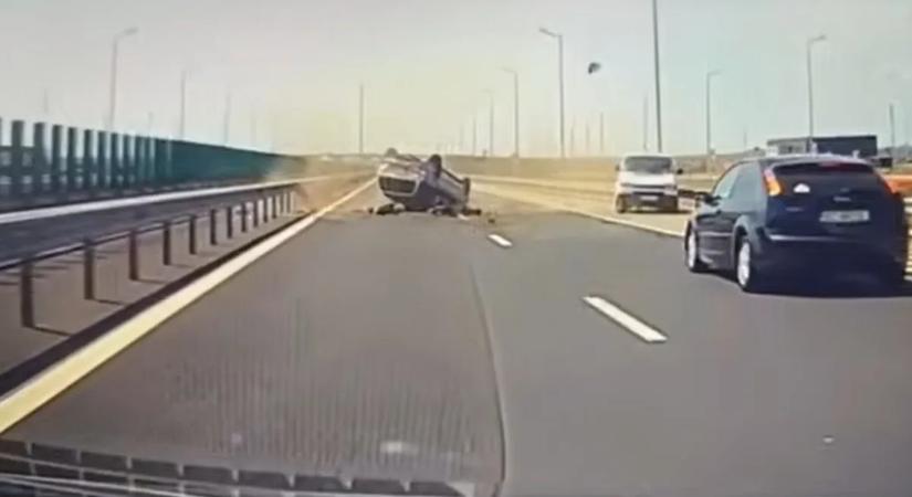 Tragédia: tolatni kezdett az autópályán, egy ember életébe került - videó