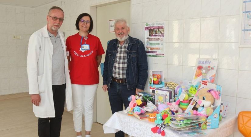 A kórházban fekvő legkisebbeknek kedveskedtek
