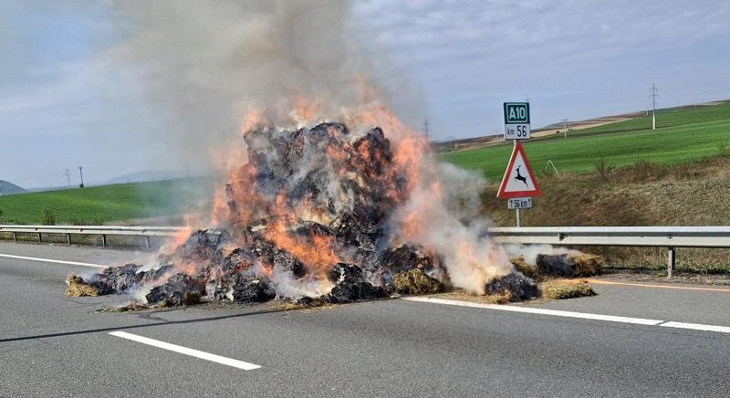 Lángra kapott egy lucernabálákat szállító teherautó az autópályán