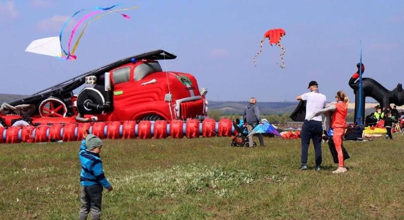 Hatalmas, színes jószágok szálltak a magasba Dunaszentgyörgyön (videó)