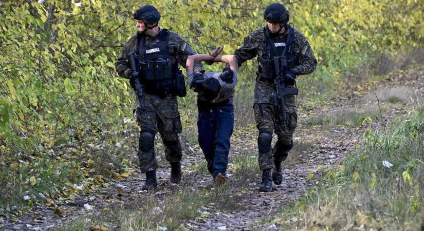 Rendőrökre támadó afgán embercsempész ellen emeltek vádat Szegeden