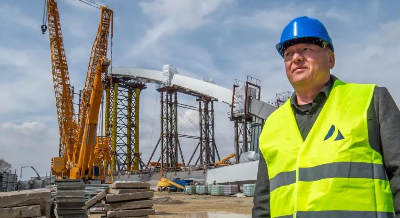 Még sokkal drágább lesz a mohácsi híd, hacsak meg nem fékezi az új kormány