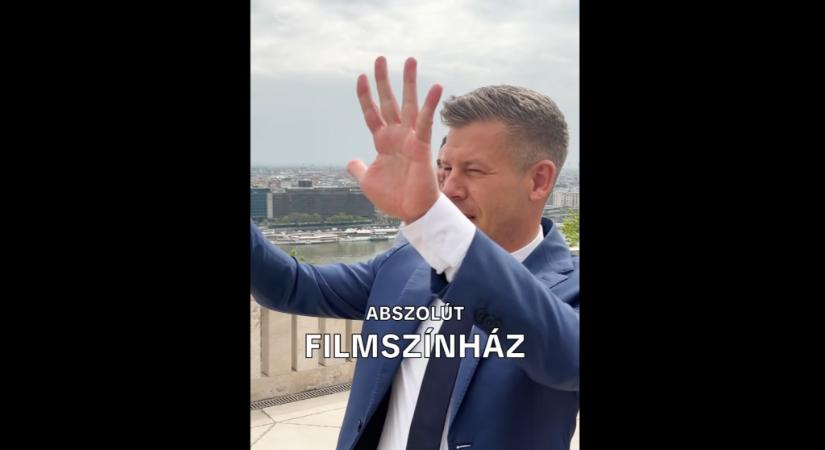 Videón, ahogy Magyar Péter a Sándor-palotából kiszúrja a Karmelita teraszán fel-alá járkáló Orbán Viktort