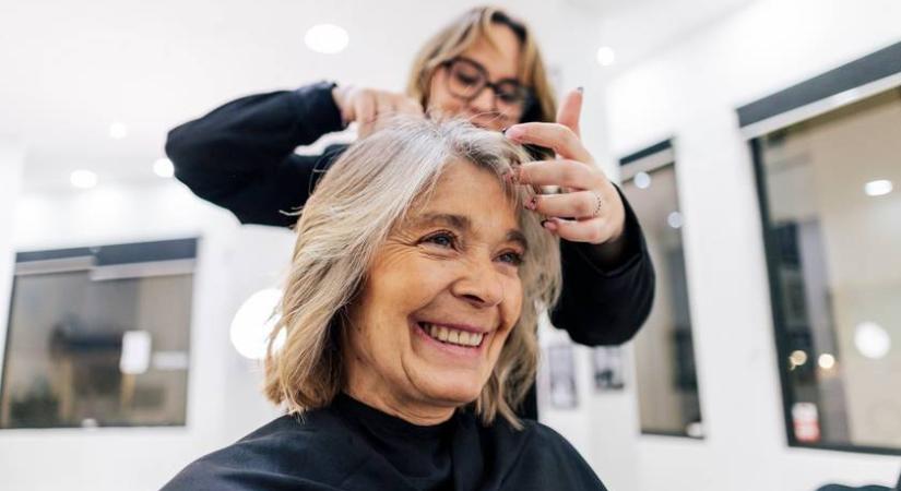 A 60 éves nő fiatalító frizurát kapott, és rá sem lehet ismerni: ennyit számít a megfelelő fazon