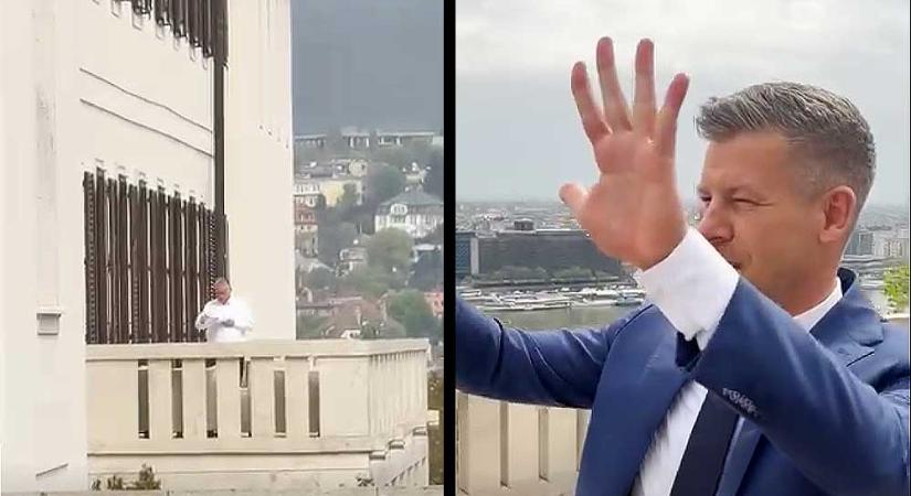 Magyar Péter a Sándor-palota teraszáról integetett a Karmelitában olvasgató Orbán Viktornak