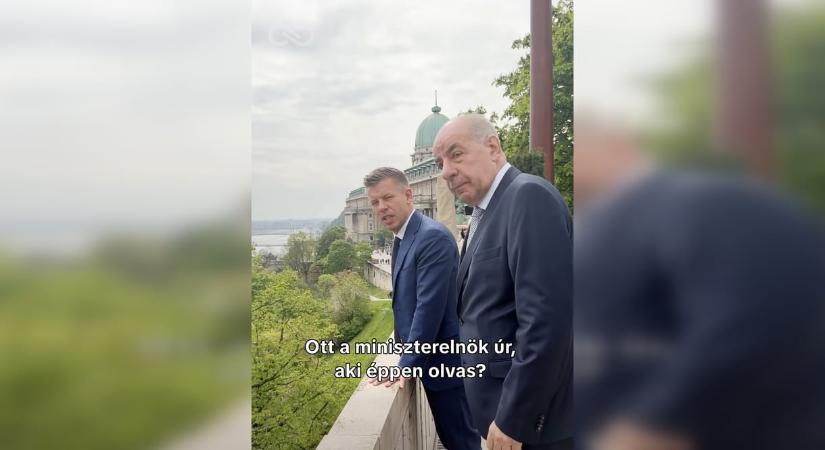 A nap videója: Magyar Péter a Sándor-palota erkélyéről intett Orbán Viktornak, majd nyomott egy abszolút filmszínházat