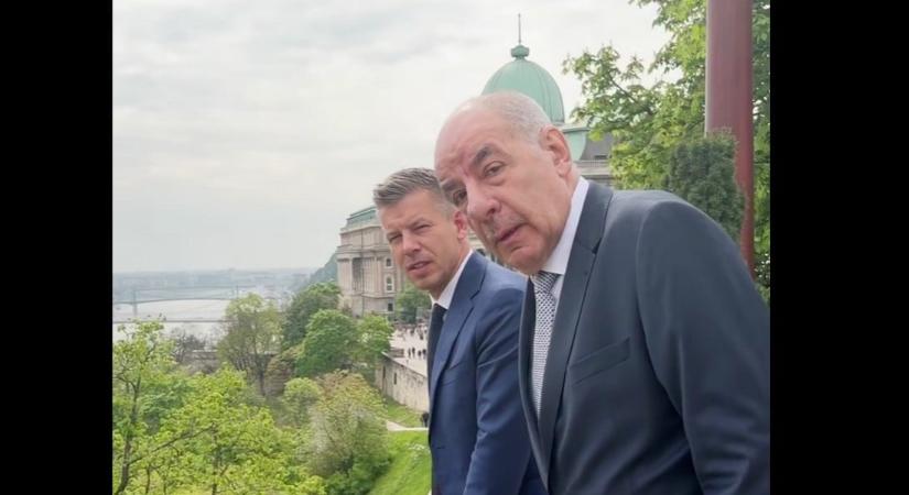 „Abszolút filmszínház” – mondta Magyar Péter a Sándor-palotában, amikor megpillantotta a Karmelita teraszán Orbán Viktort