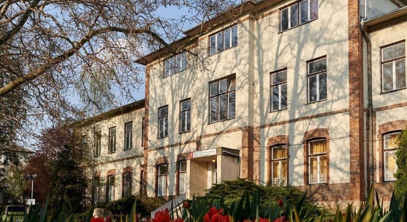 Változik a parkolás rendje az esztergomi kórháznál, ideiglenes lezárás jön