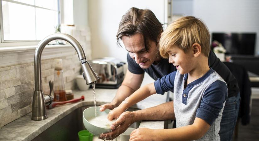 Ezért nem szabad a mosogatószivacsot a csap mellé tenni