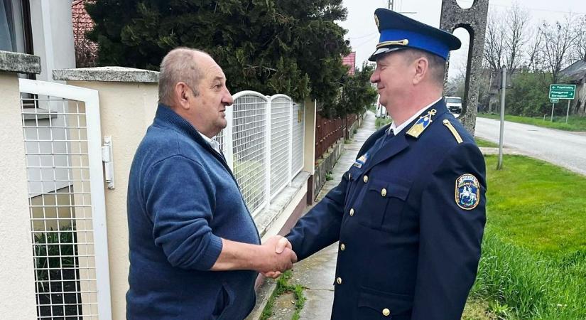 Rendőr kísérte utolsó munkanapjára a szeretett hajdú-bihari iskolaőrt
