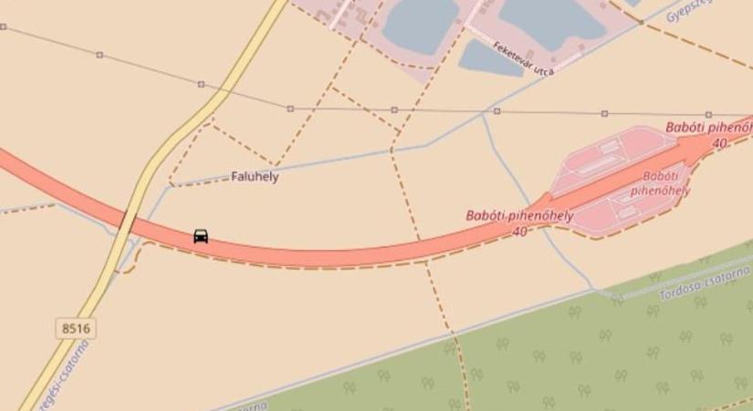 Óvatosan az M85-ösön, Babótnál van baleset, a tűzoltók és mentők is a helyszínen