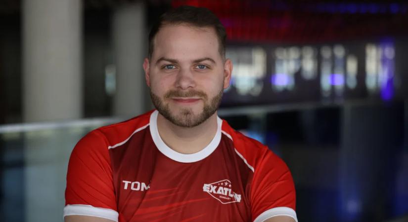 Kenderesi Tamás ledobta a textilt, ezzel felfedte a titkát - Videó